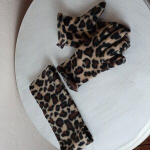 Set of gloves and headband